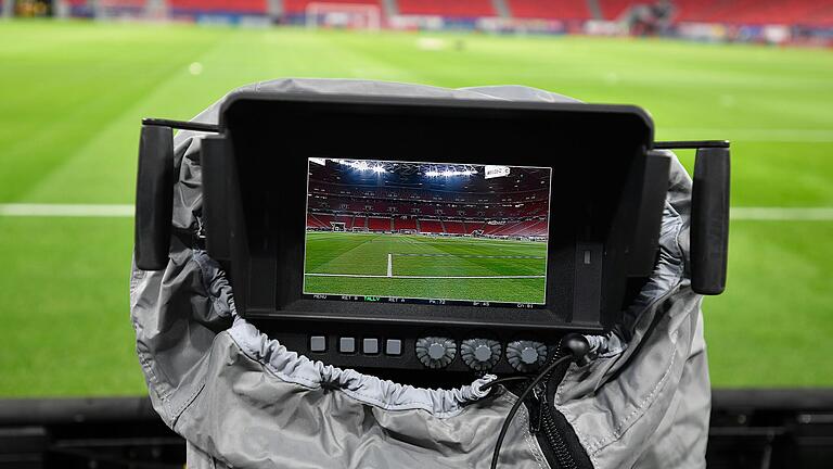 Einzelne Spiele der Fußball-Regionalliga Bayern sollen künftig live und kommentiert im TV oder Internetstream gezeigt werden (Symbolbild). Los geht es an einem Montag.