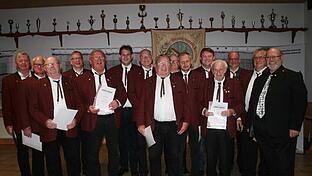 Wolfgang Sittler vom Fränkischen Sängerbund (rechts) ehrte Hartwig Voll (von links), Harald Voll, Thorsten Endres, Gerhard Müller, Gerhard Herold, Florian Eickhoff, Michael Schäfer, Norbert Endres, Wolfgang Metz, Manfred Müller, Frank Rüdiger, Hel...       -  Wolfgang Sittler vom Fränkischen Sängerbund (rechts) ehrte Hartwig Voll (von links), Harald Voll, Thorsten Endres, Gerhard Müller, Gerhard Herold, Florian Eickhoff, Michael Schäfer, Norbert Endres, Wolfgang Metz, Manfred Müller, Frank Rüdiger, Helmut Voll, Marco Endres und Willibald Bühner.