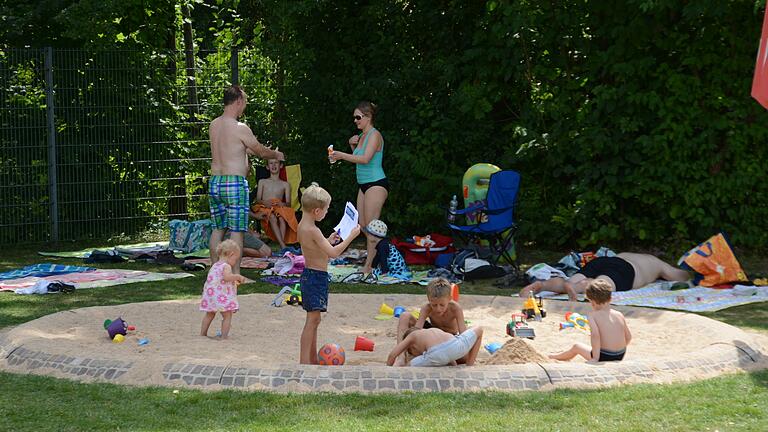 Der Sandkastenbereich im Uettinger Freibad soll einen Sonnenschutz bekommen.