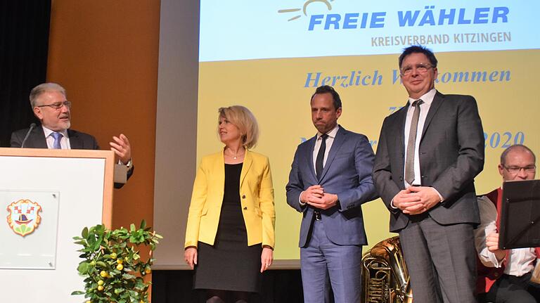 Bürgermeister Josef Mend (links) teilte Staatsminister Thorsten Glauber (Zweiter von rechts) im Beisein von Landrätin Tamara Bischof und dem Kreisvorsitzenden der Freien Wähler, Stefan Wolbert, seine Anliegen mit.