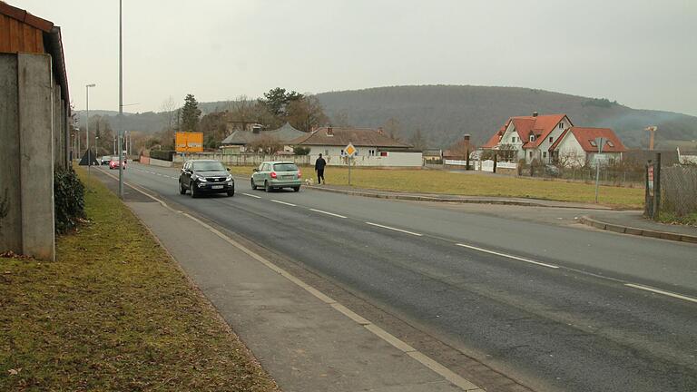 Auf dem grünen Feld neben der Eußenheimer Straße wird der neue Kindergarten entstehen.