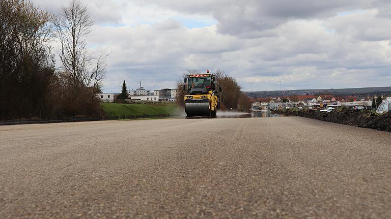 Schwere Walzen rollen über die neue Fahrbahndecke der B 8. Mit dem Teilstück in Richtung Kitzingen begannen die Straßenbauer ihr Werk.