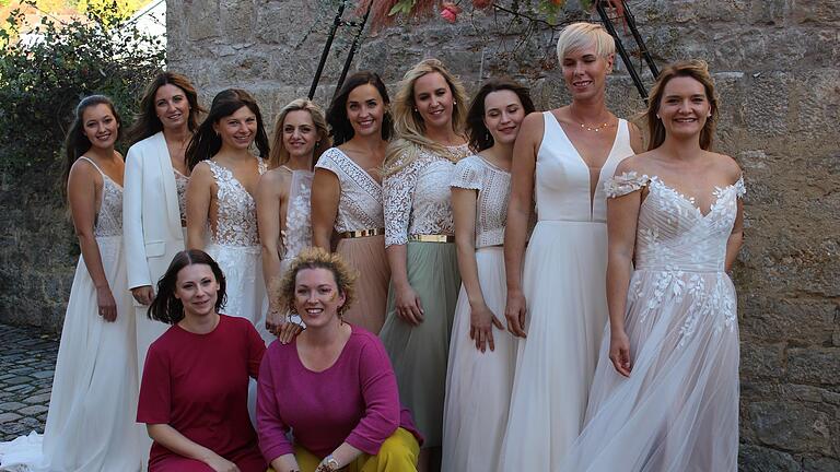 Die Models präsentierten schicke Brautkleider und zogen damit beim Wedding Festival in Wechterswinkel alle Blicke auf sich. Vorne die beiden Veranstalterinnen Lisa Leiber (links) und Kelly Omelly.