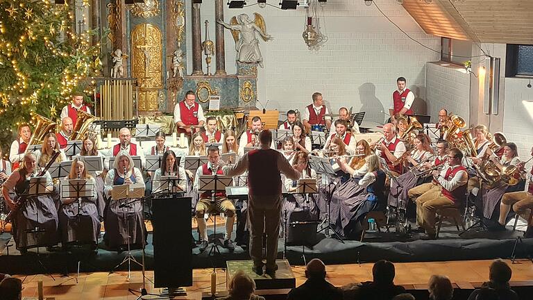 Das Blasorchester Großbardorf unter Leitung von Dirigent Klaus Kirchner beim Weihnachtskonzert des Gesang- und Musikvereins Großbardorf.