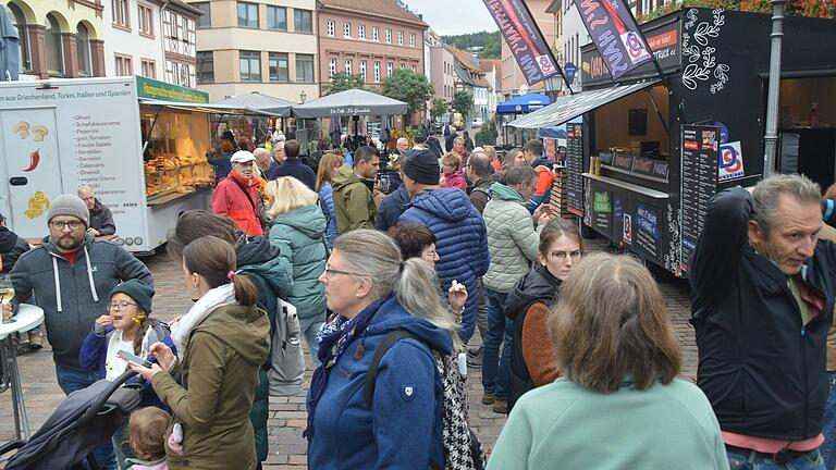 Buntes Treiben auf dem Marktplatz beim ersten Feierabendmarkt im Jahr 2024.