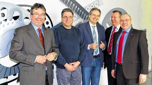 Im Foyer von AIO trafen die Firmenleitung und Mellrichstadts Bürgermeister Eberhard Streit den stellvertretenden Betriebsratsvorsitzenden Ralf Hößel. Im Bild (von links) Olaf Schlösser, designierter Geschäftsführer, Ralf Hößel, Eberhard Streit, Dieter Pfister, geschäftsführender Gesellschafter von AIO, und Marius Thein, stellvertretender Geschäftsführer.