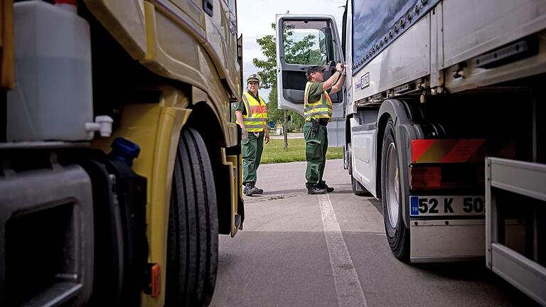 Lkw-Kontrollen in Bayern - Lkw-Kontrollen sollen helfen, Unfälle zu vermeiden. Lkw-Kontrollen in Bayern - Lkw-Kontrollen sollen helfen, Unfälle zu vermeiden.