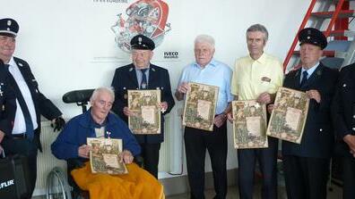 Einige langjährige Mitglieder wurden beim Gemeindefeuerwehrtag geehrt. Das Bild zeigt (von links) Kommandant Klaus Oster, Dieter Oster, Ottmar Vogt, Roman Etzel, Rudolf Markert, Lothar Vogt und Franz Engel sowie den 2. Kommandanten Robert Warmuth. Einige langjährige Mitglieder wurden beim Gemeindefeuerwehrtag geehrt. Das Bild zeigt (von links) Kommandant Klaus Oster, Dieter Oster, Ottmar Vogt, Roman Etzel, Rudolf Markert, Lothar Vogt und Franz Engel sowie den 2. Kommandanten Robert Warmuth.