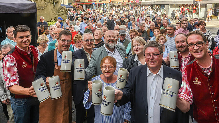 Das 30. Stadtfest ist eröffnet (von links): Nicolai Züll (Würzburger Hofbräu), OB Christian Schuchardt, Joachim Beck (1. Vorsitzender Würzburg macht Spaß), Bürgermeisterin Marion Schäfer, Wolfgang Weier (Geschäftsführer WümS), Sobine Wolfinger (2. Vorsitzende WümS), Bürgermeister Adolf Bauer und Daniel Zeulner und Matthias Klingbeil (beide Würzburger Hofbräu). Foto: Thomas Obermeier