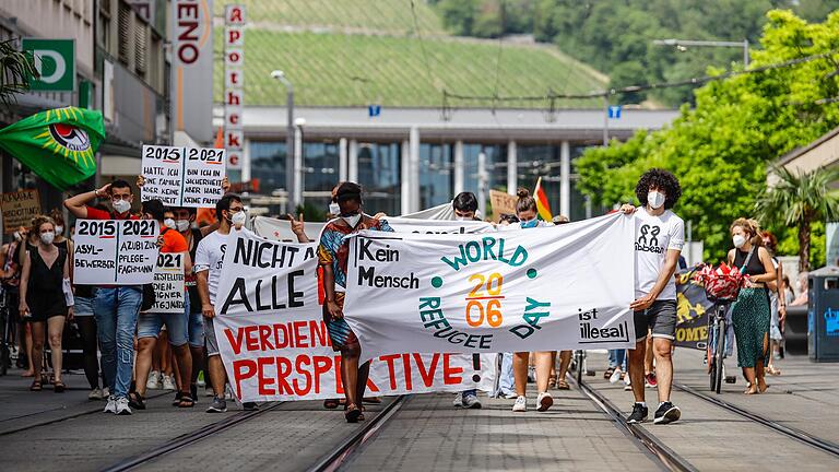 'Flüchten ist ein Menschenrecht', sagte ein Sprecher auf einer Demonstration in Würzburg am Sonntag.