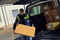 Helfer an der Ankereinrichtung in Geldersheim packen die Sachspenden der Firma P.A.C. GmbH  aus Schweinfurt aus. Dort werden die eingehenden Spenden organisiert und an die Flüchtlinge koordiniert weitergegeben.