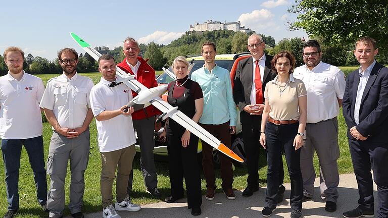 Der neue Präsident Uwe Kippnich mit seiner Vorstandschaft und Professor Bernd Resch von der Universität Salzburg. Das Flugzeug ist eine Spezialdrohne zur Erkundung von Schadenslagen.