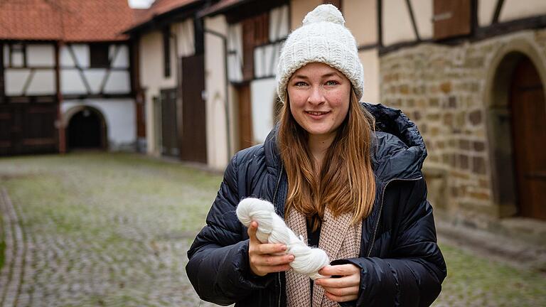 Lorena Gerstner, warm eingepackt in den Geldersheimer Gaden. Die Wollmütze aus peruanischer Alpakawolle ihrer Firma Verdonna hält auch im fränkischen Winter schön warm. Die Firma der Geldersheimerin wurde vor kurzem mit dem Deutschen Nachhaltigkeitspreis in der Kategorie Globale Unternehmenspatenschaften ausgezeichnet.&nbsp;