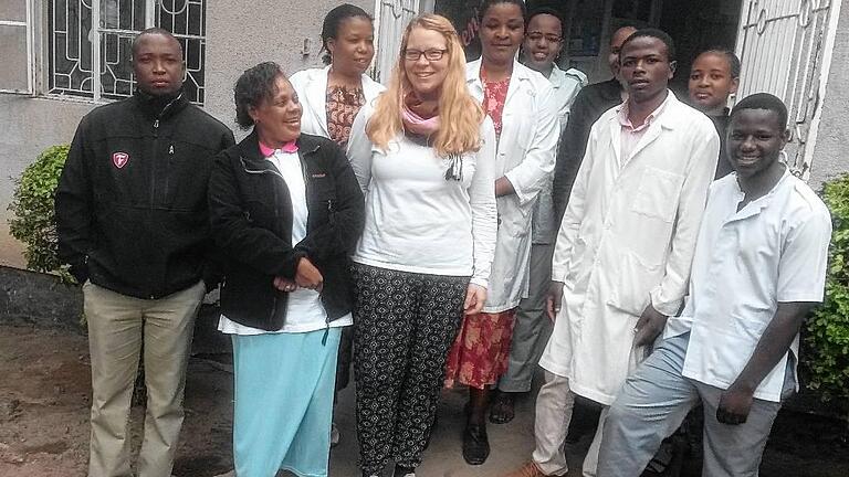 Das HIMS-Team mit Geschäftsführerin Mackrine Sao-Rumanyika (Zweite von links) mit Kollegen des HIMS-eigenen Health Centres.