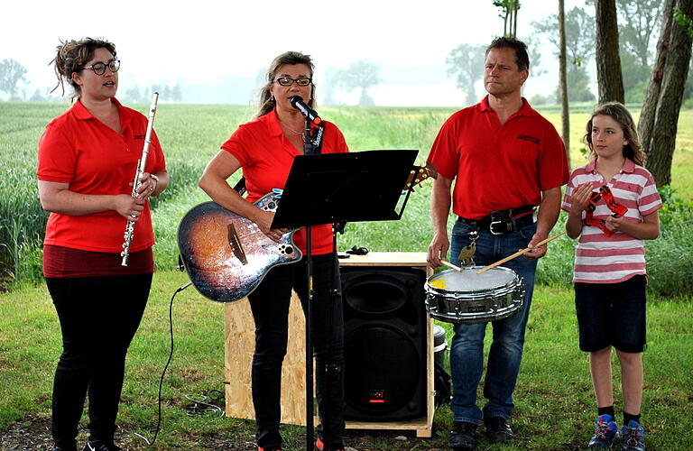 Die musikalische Begleitung an der Saalequelle hatte die Familie Schneidawind, (von links) Jennifer, Elke, Jürgen und Paul, übernommen.