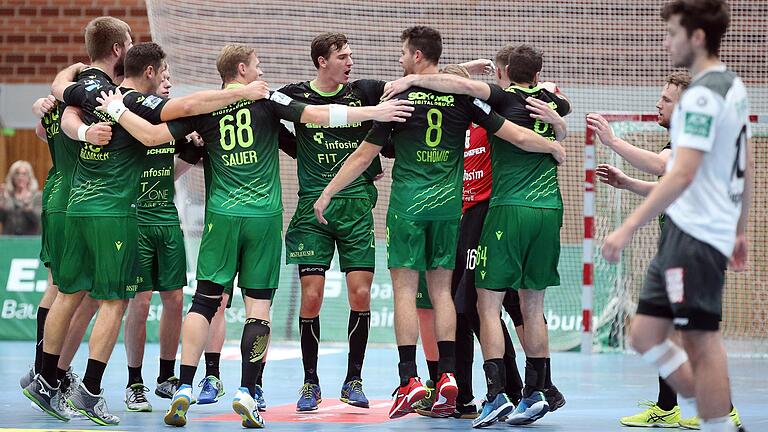 Rimpars Zweitliga-Handballer feiern ihren Sieg über den HC Elbflorenz. Rimpars Zweitliga-Handballer feiern ihren Sieg über den HC Elbflorenz.