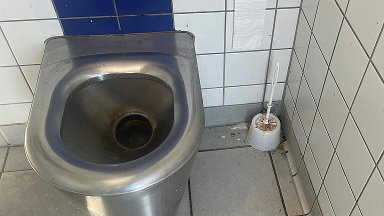 Schmutz und Fäkalien: Die Toilette am Schweinfurter Hauptbahnhof ist in einem besorgniserregenden Zustand.