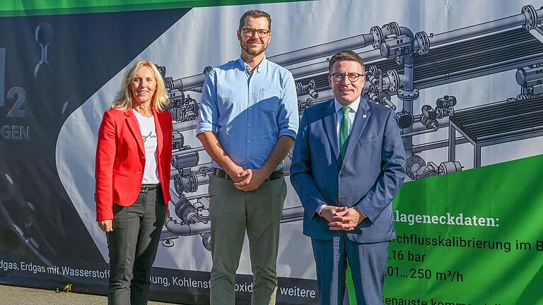 Innovativ und zukunftsfähig: Gemeinsam mit Dezernentin Ursula Mühleck besuchte Landrat Christoph Schauder (rechts) das Unternehmen EP Ehrler Prüftechnik Engineering mit Geschäftsführer Thomas Kappes in Niederstetten.