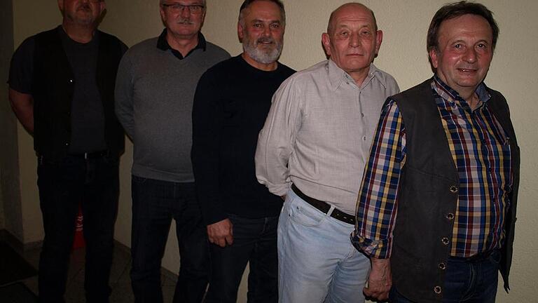 Erich Kistner (links) verstärkt als stellvertretender Vorsitzender ab sofort das Team des Nenzenheimer Steigerwaldklubs um (von links): Ernst Nehmeier, Georg Keßler, Wolfgang Hilbig und Manfred Krämer.