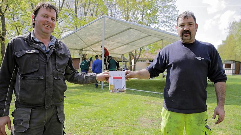 Bürgermeister Jürgen Heusinger (links) und Helfer und Bauhofmitarbeiter Marco Reiher, sind stolz auf den ersten Grabfelder Genuss-Handwerkermarkt. Bürgermeister Jürgen Heusinger (links) und Helfer und Bauhofmitarbeiter Marco Reiher, sind stolz auf den ersten Grabfelder Genuss-Handwerkermarkt.