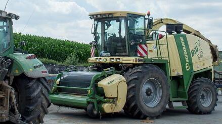 Mit der Natur und mit vielen Maschinen arbeitet der Landwirt. Das Futter für die Bullen kommt von eigenen und gepachteten Feldern.