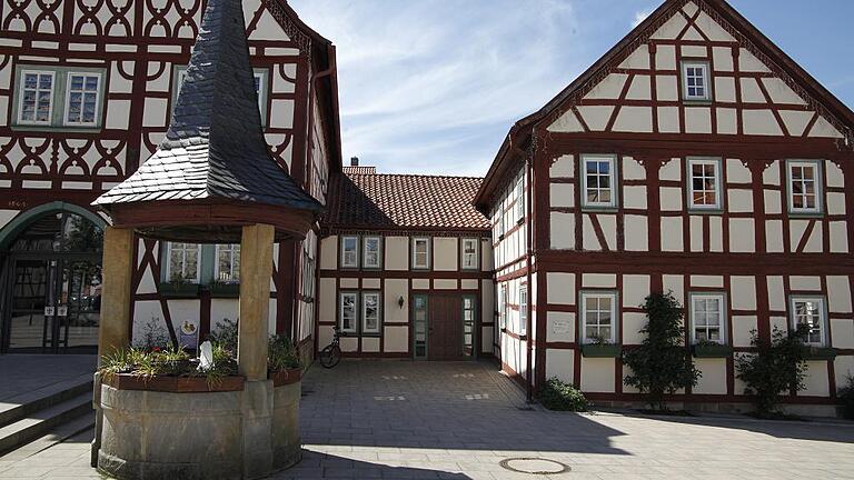 Mit gutem Beispiel vorangehen: Die Gemeinde Stadtlauringen hat ihre kommunalen Gebäude und Plätze wie das Rathaus selbst in Schuss gebracht, bevor sie auf die Bürger zugegangen ist. Mit gutem Beispiel vorangehen: Die Gemeinde Stadtlauringen hat ihre kommunalen Gebäude und Plätze wie das Rathaus selbst in Schuss gebracht, bevor sie auf die Bürger zugegangen ist.