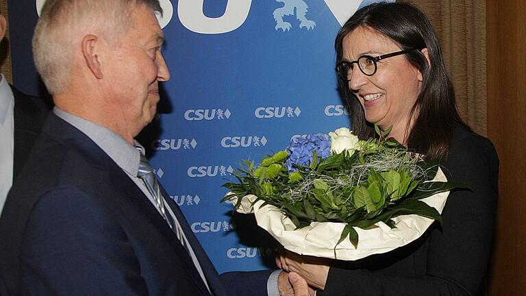 Otto Hünnerkopf gratuliert Barbara Becker.