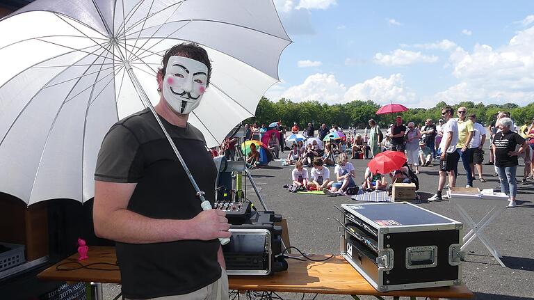 V wie Volksfestplatz: Trotz gewittriger Stimmung wurden in Schweinfurt die Schirme nicht gebraucht. Die Maske ist eine Anspielung auf den dystopischen Film "V wie Vendetta" und die konzernkritische Anonymous-Bewegung. V wie Volksfestplatz: Trotz gewittriger Stimmung wurden in Schweinfurt die Schirme nicht gebraucht. Die Maske ist eine Anspielung auf den dystopischen Film "V wie Vendetta" und die konzernkritische Anonymous-Bewegung.