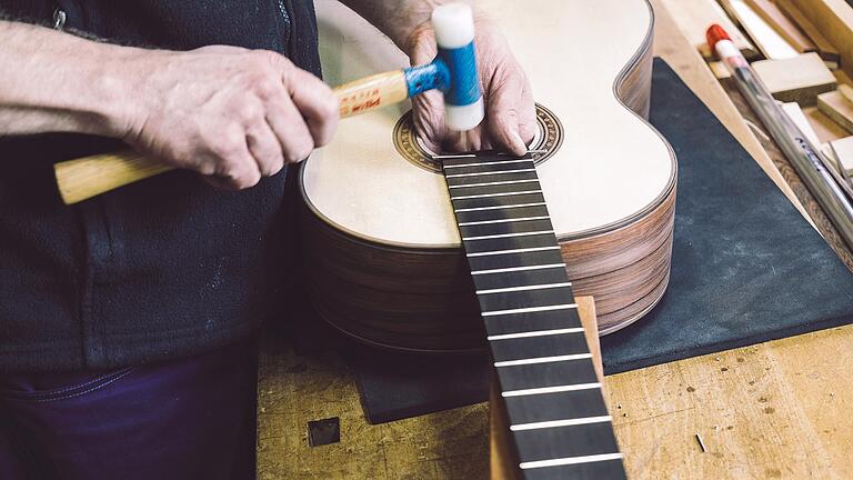 Gitarrenbauen ist eine Kunst. Jochen Röthel aus Sommerhausen gehört zu denen, die sie beherrschen. Parallel zum Gitarrenfestival findet auch eine Ausstellung statt. Gitarrenbauen ist eine Kunst. Jochen Röthel aus Sommerhausen gehört zu denen, die sie beherrschen. Parallel zum Gitarrenfestival findet auch eine Ausstellung statt.