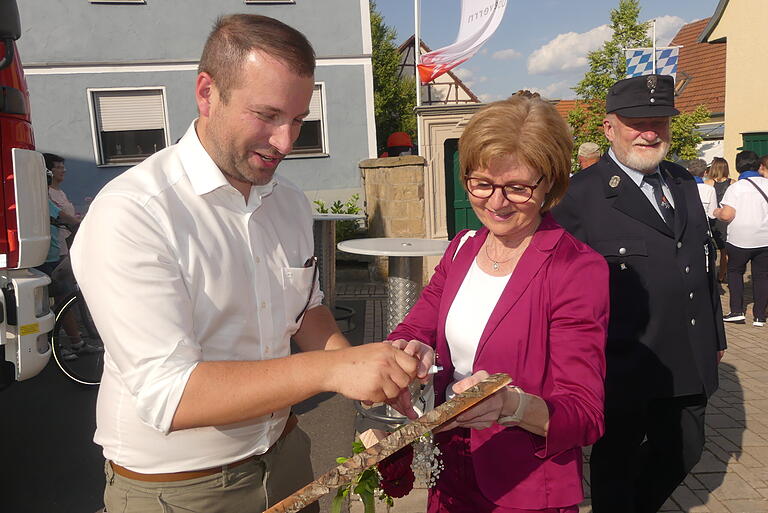 Der Eintrag aufs 'goldene Holzschild' der Gemeinde, vertreten durch Bürgermeisterin Bettina Bärmann, durfte nicht fehlen.