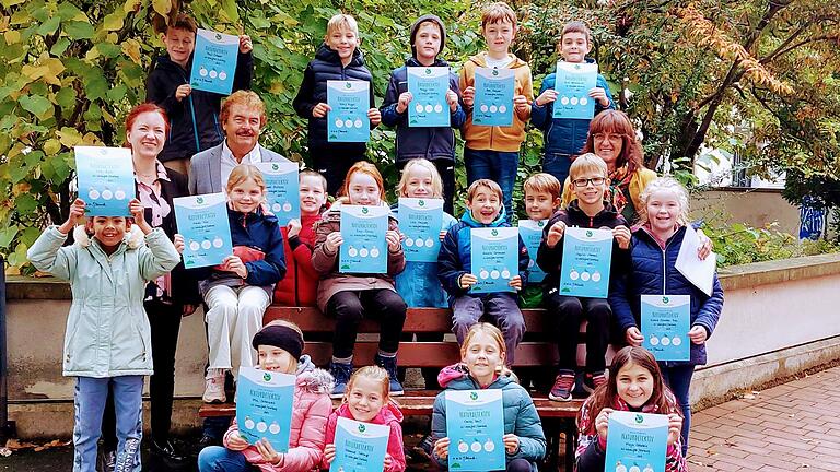 Die Klasse von Anaya Adelmann mit (von links) Susanne Schreck, Reinhard Steinmetz, Jutta Steinmetz. Die Klasse von Anaya Adelmann mit (von links) Susanne Schreck, Reinhard Steinmetz, Jutta Steinmetz.