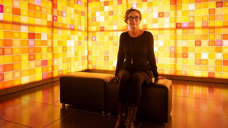 Inge Gutbrod in ihrer Ausstellung 'take a bath in my light-soaked bodies' in der Kunsthalle Schweinfurt. Inge Gutbrod in ihrer Ausstellung 'take a bath in my light-soaked bodies' in der Kunsthalle Schweinfurt.