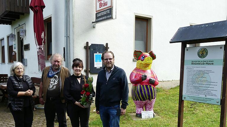 Damals war die Welt am Schweinfurter Haus noch in Ordnung. Das Bild zeigt (v. l.) die Vorsitzende des Rhönklub-Zweigvereins, Josefine Friedrich, das Pächterpaar Franz-Josef und Julia Dresch sowie Rother-Bräu-Chef Xaver Weydringer bei der Übernahme der Berggaststätte durch die neuen Pächter 2021.