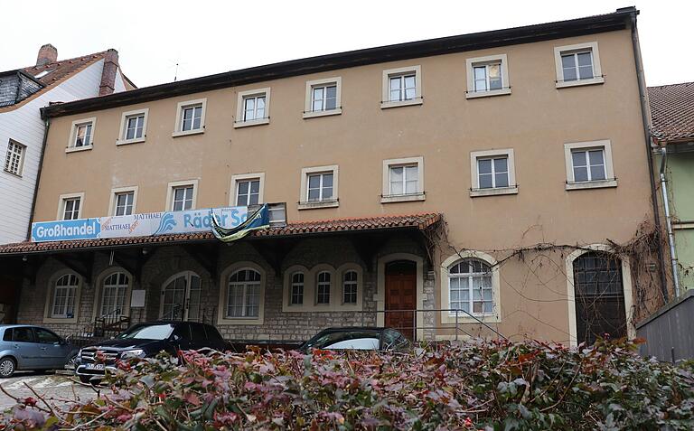Rund 900 Quadratmeter Nutzfläche und Parkplätze vor der Tür: Das ehemalige Bareiss-Lagerhaus ist als künftiger Standort der Kitzinger Stadtbücherei im Gespräch. Rund 900 Quadratmeter Nutzfläche und Parkplätze vor der Tür: Das ehemalige Bareiss-Lagerhaus ist als künftiger Standort der Kitzinger Stadtbücherei im Gespräch.