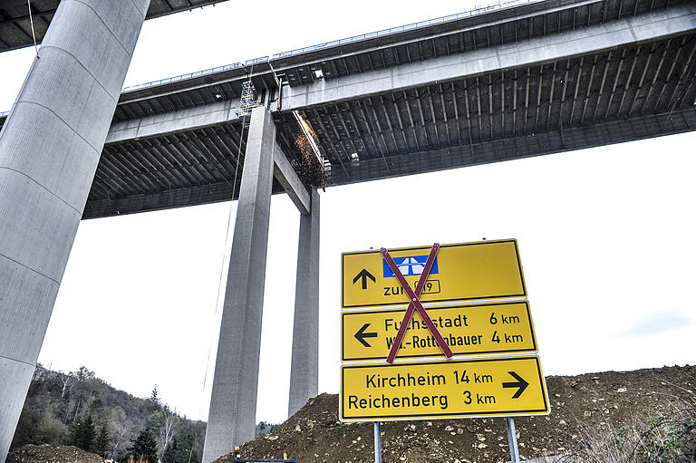 Die Stuttgarter Straße, die unter der Brücke hindurchführt, bleibt nach wie vor gesperrt.