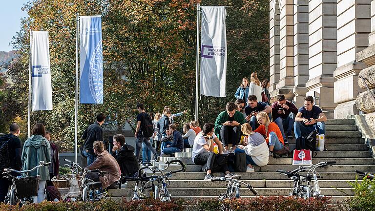 Ein Bild aus besseren Zeiten: Studierende vor der Neuen Uni Würzburg. Derzeit findet der Lehrbetrieb ausschließlich online statt. Viele Studenten sind durch den Verlust ihres Nebenjobs in eine finanzielle Notlage gerutscht.