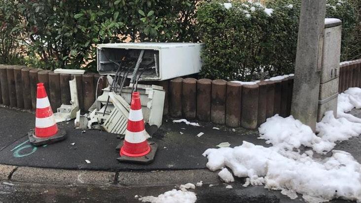 Ein Räumfahrzeug der Gemeinde geriet in der Straße 'An der Wasserleitung'&nbsp;in Üchtelhausen&nbsp;bergab ins Rutschen und touchierte dabei einen Verteilerkasten&nbsp;auf der gegenüberliegenden Straßenseite.&nbsp;Zum Zeitpunkt des Unfalls haben laut der Gemeinde bereits Ausfälle bestanden. Die Kabel im Inneren des Kastens blieben bei der Kollision weitestgehend unbeschädigt.&nbsp;