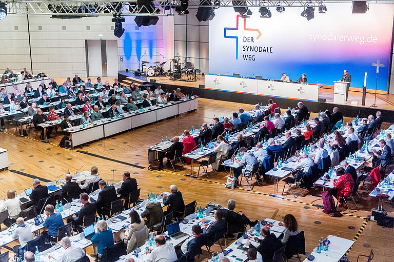 Blick in die vierte Synodalversammlung des Synodalen Wegs im September 2022 in Frankfurt. Blick in die vierte Synodalversammlung des Synodalen Wegs im September 2022 in Frankfurt. 