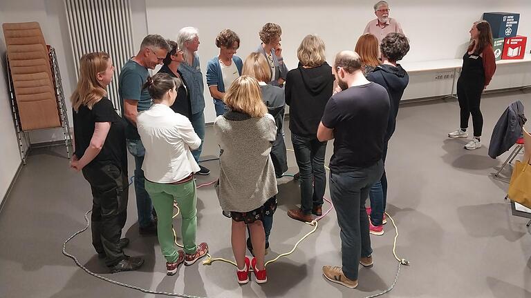 Die Teilnahmer erledigten gemeinschaftlich verschiedene Aufgaben. Die Teilnahmer erledigten gemeinschaftlich verschiedene Aufgaben.