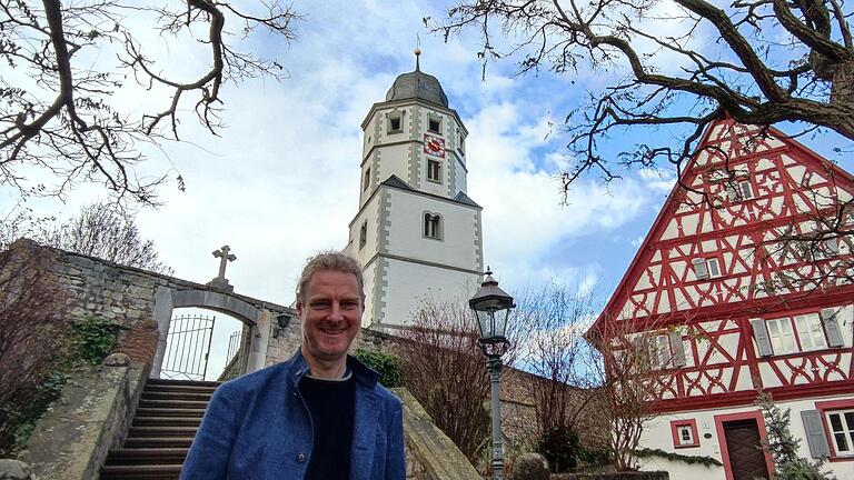 Pfarrer Robert Lütgenau vor der Winterhäuser St. Nikolaus-Kirche. Er steht für Begegnungen. Neben dem Singen und der Musik gehört auch sakraler Tanz und Meditation zu seinen spirituellen Angeboten.