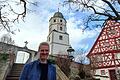 Pfarrer Robert Lütgenau vor der Winterhäuser St. Nikolaus-Kirche. Er steht für Begegnungen. Neben dem Singen und der Musik gehört auch sakraler Tanz und Meditation zu seinen spirituellen Angeboten.