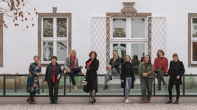 Die Künstlerinnen der 6. Triennale für zeitgenössische Kunst in der Kunsthalle Schweinfurt (von links): Stefanie Pöllot, Heidrun Schimmel, Ursula Jüngst, Birgit Ramsauer, Stefanie Brehm, Julia Tiefenbach, Fatma Güdü, Lisa Wölfel und Barbara Nägle.