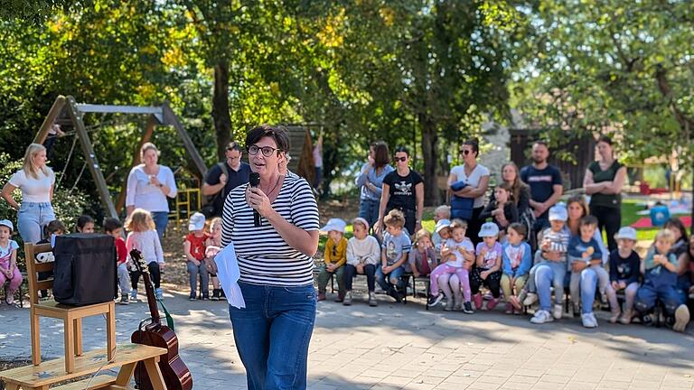 Kindergartenleiterin Angelique Gaubitz begrüßte die Gäste des Gartenfestes.