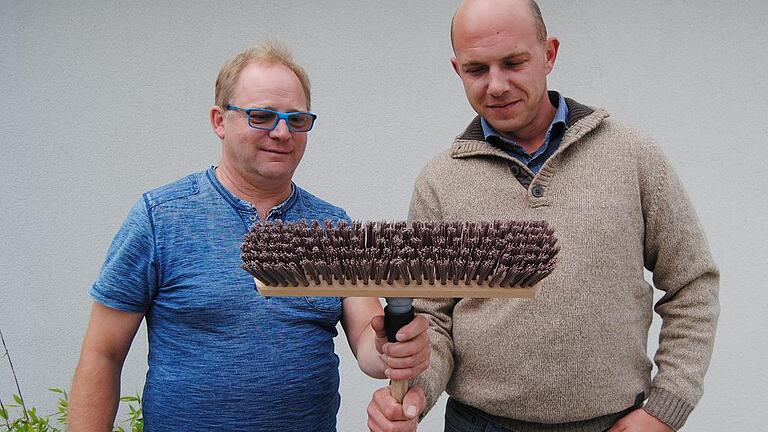 Daniel Wehner (rechts) und Manfred Müller haben einen &bdquo;Wunderbesen&ldquo; mit biozider Wirkung gegen Moos und Unkraut entwickelt und ein Patent darauf angemeldet.