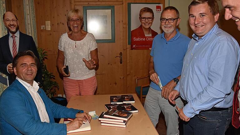 Manfred Otzelberger (links) signierte gerne sein Buch für die Gäste. Mit im Bild (von links) Susanne Kastner, Dr. Friedrich Oehm, René van Eckert, SPD-Kreisvorsitzender Rhön-Grabfeld, und Stephan Schneider.