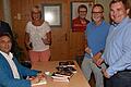 Manfred Otzelberger (links) signierte gerne sein Buch für die Gäste. Mit im Bild (von links) Susanne Kastner, Dr. Friedrich Oehm, René van Eckert, SPD-Kreisvorsitzender Rhön-Grabfeld, und Stephan Schneider.