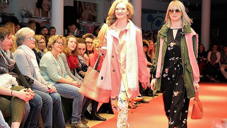 &bdquo;Es grünt und blüht auf den Blusen und Kleidern der Damen&rdquo; lautete das feminine Motto der Modenschau im Modehaus Iff. Über 250 begeisterte Besucher säumten den Laufsteg, auf dem die hübschen Models die neuesten Modetrends präsentierten.