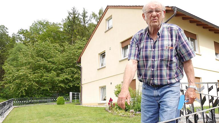 Nachbar Elmar Gehrsitz versucht sich mit der Fliegenklatsche der Eindringlinge zu erwehren.