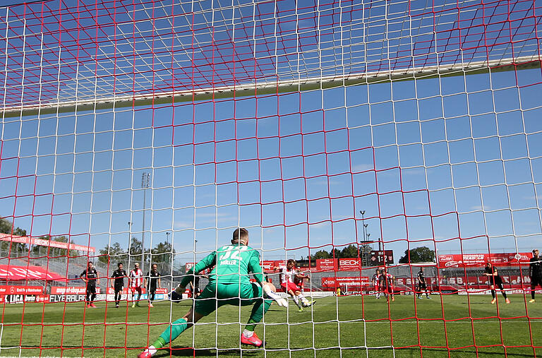 Was für ein Drama: In der Nachspielzeit erzielte Sebastian Schuppan mit diesem Elfmeter das 2:2 und machte damit den Aufstieg perfekt.