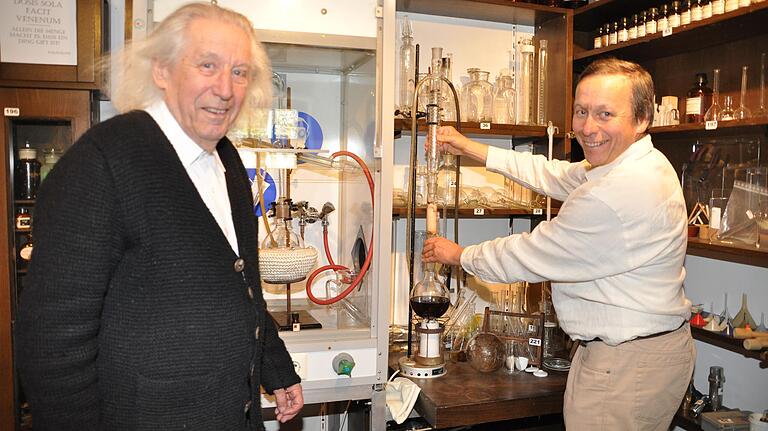 Im Apothekenmuseum bei einer Gästeführung im Jahr 2012: Fritz Schumm sen. (links, verstorben 2017) und sein Sohn Friedrich Karl Schumm.&nbsp;